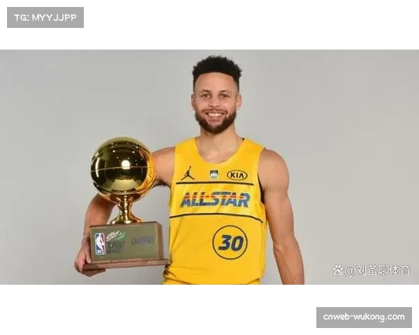 历史时刻：斯蒂芬·库里命中生涯第4000记三分球，勇士主场为其暂停庆祝